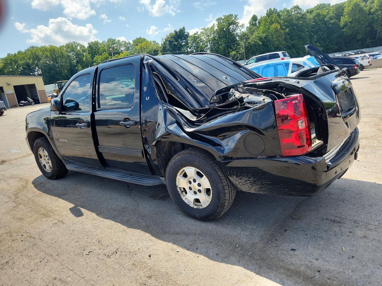 2011 Chevrolet Suburban K1500 Lt - Image 2