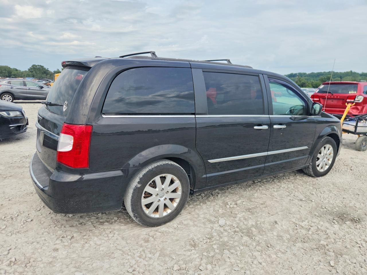 2014 Chrysler Town & Country Touring - Image 3