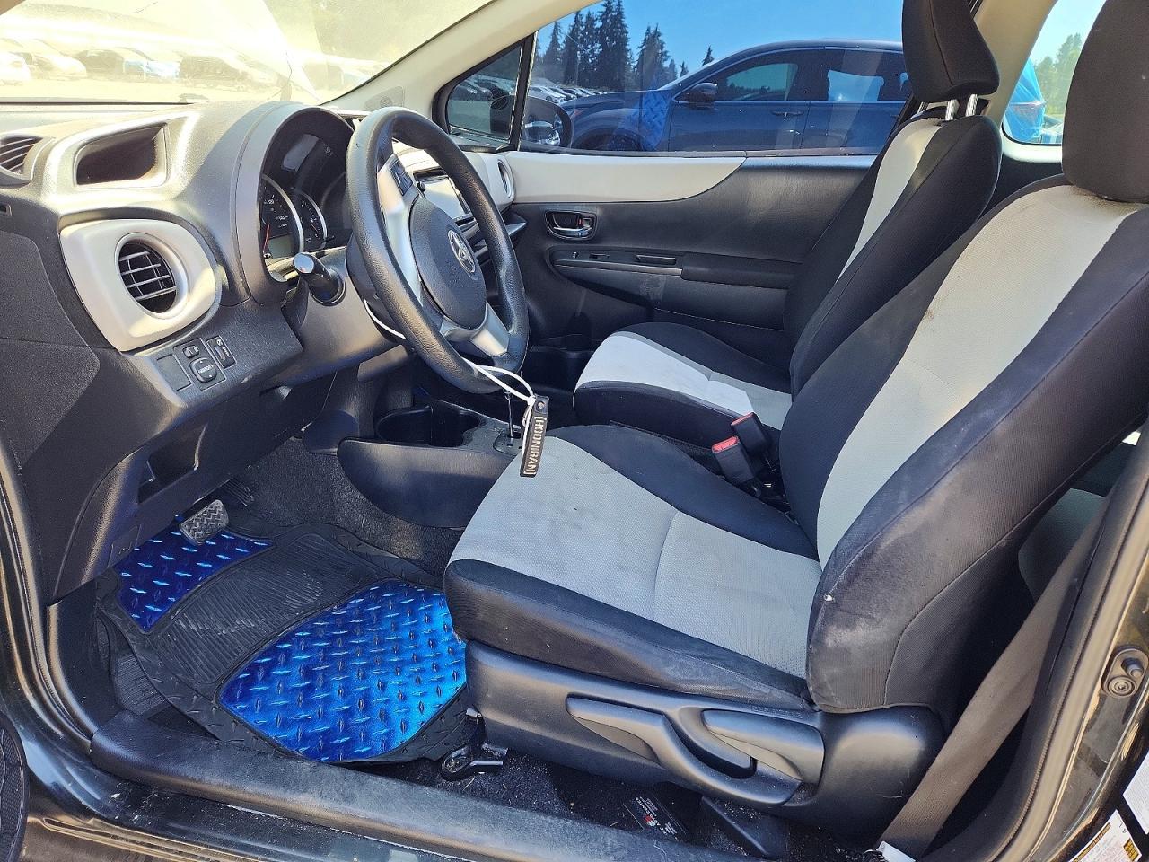 2012 Toyota Yaris 3-Door Le - Фото 7