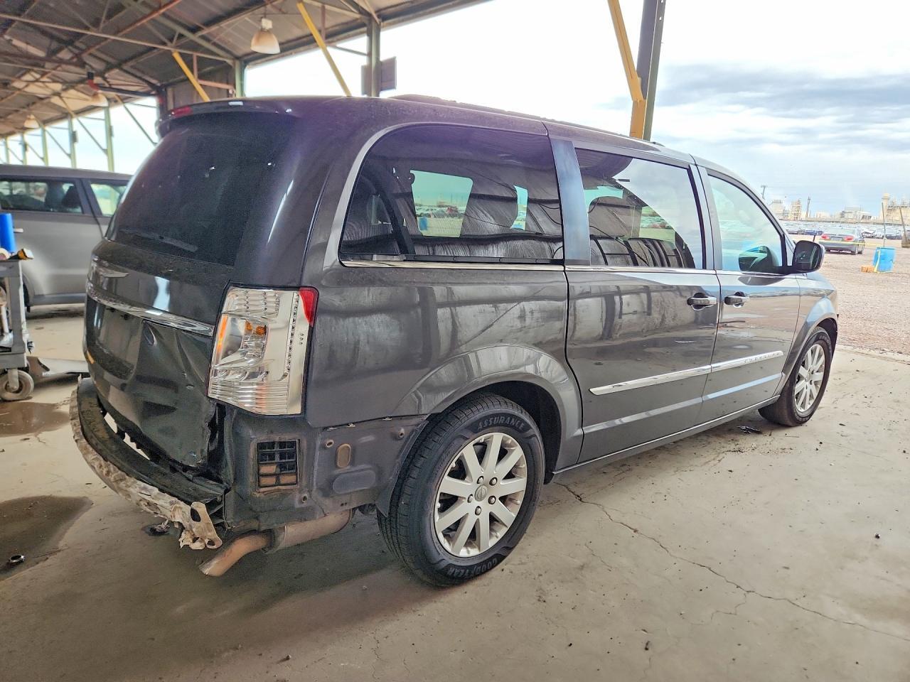 2015 Chrysler Town & Country Touring - Фото 3