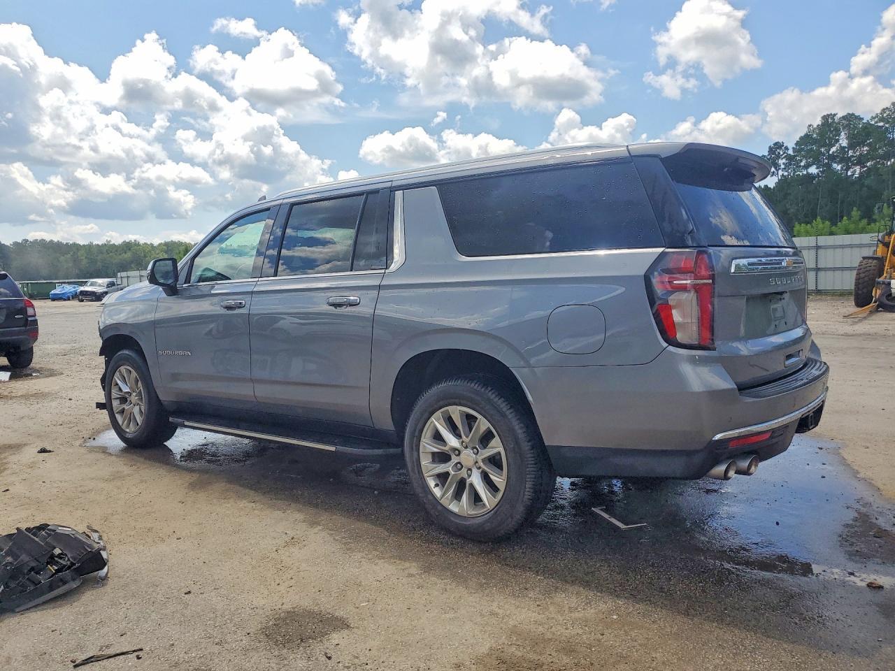 2022 Chevrolet Suburban C1500 Premier - Фото 2