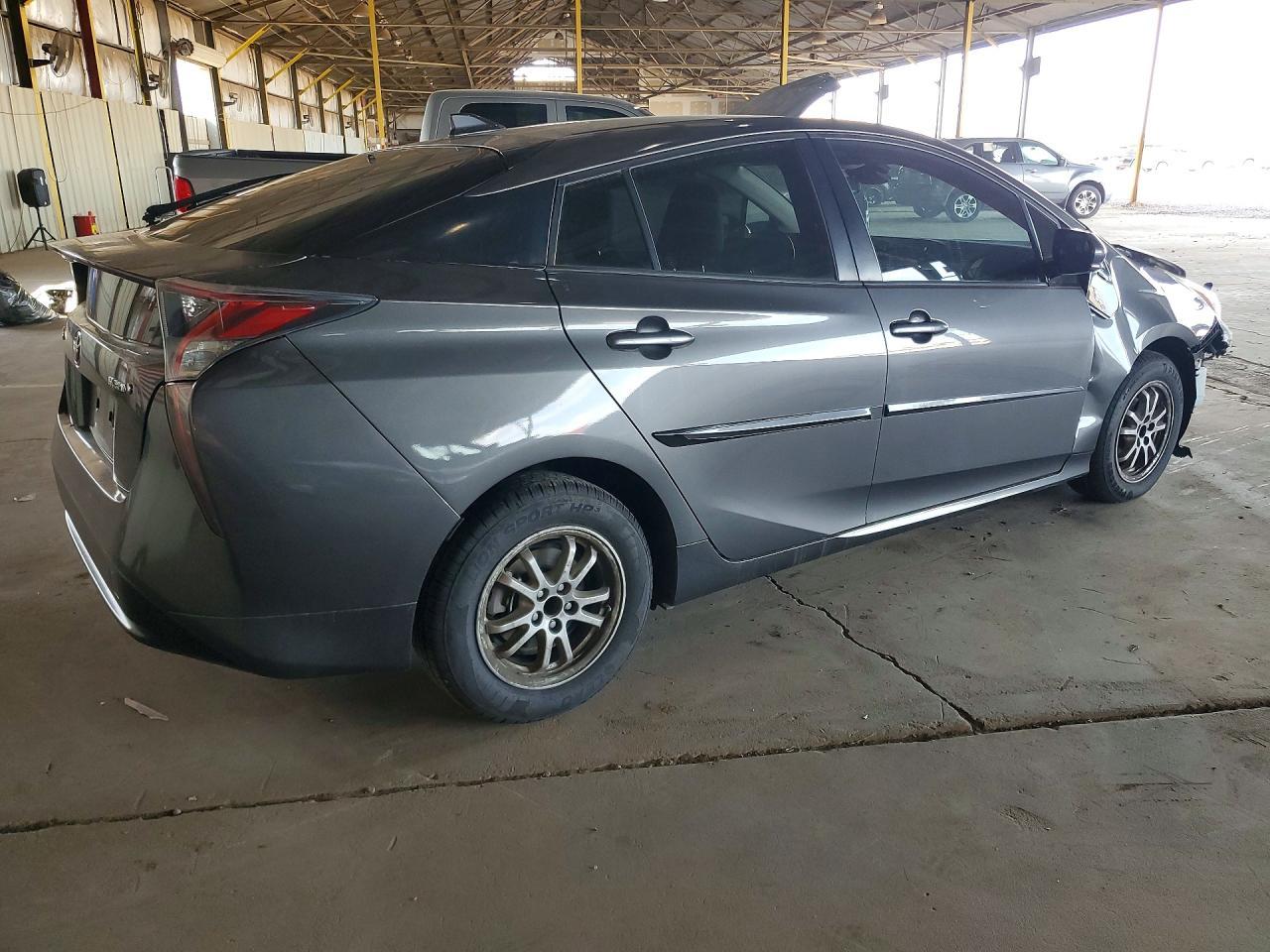 2016 Toyota Prius Three - Фото 3