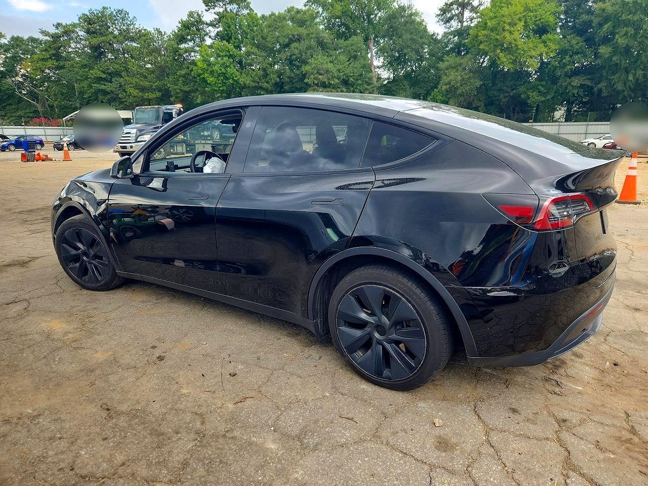 2025 Tesla Model Y - Фото 2