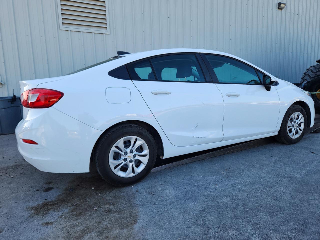 2019 Chevrolet Cruze - Image 3