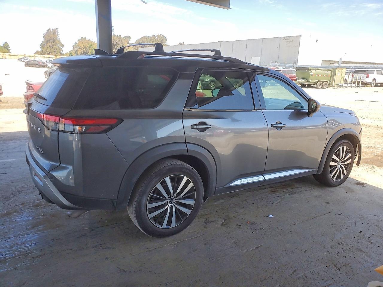 2023 Nissan Pathfinder Platinum - Фото 3