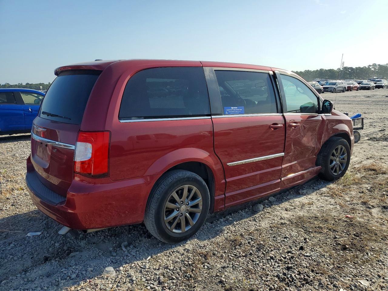 2015 Chrysler Town & Country S - Image 3