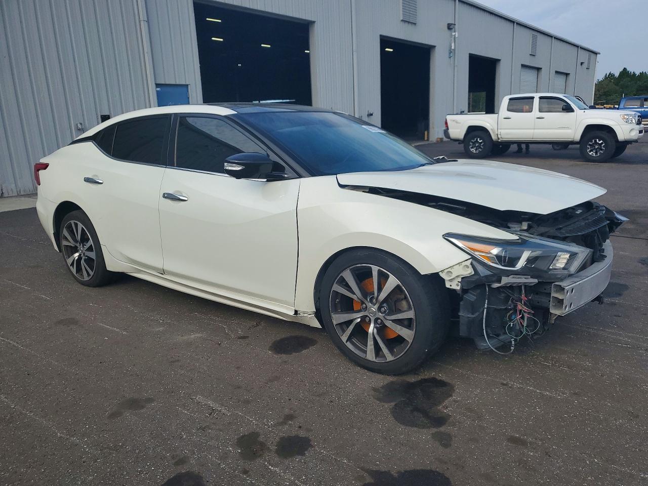 2017 Nissan Maxima Platinum - Image 4