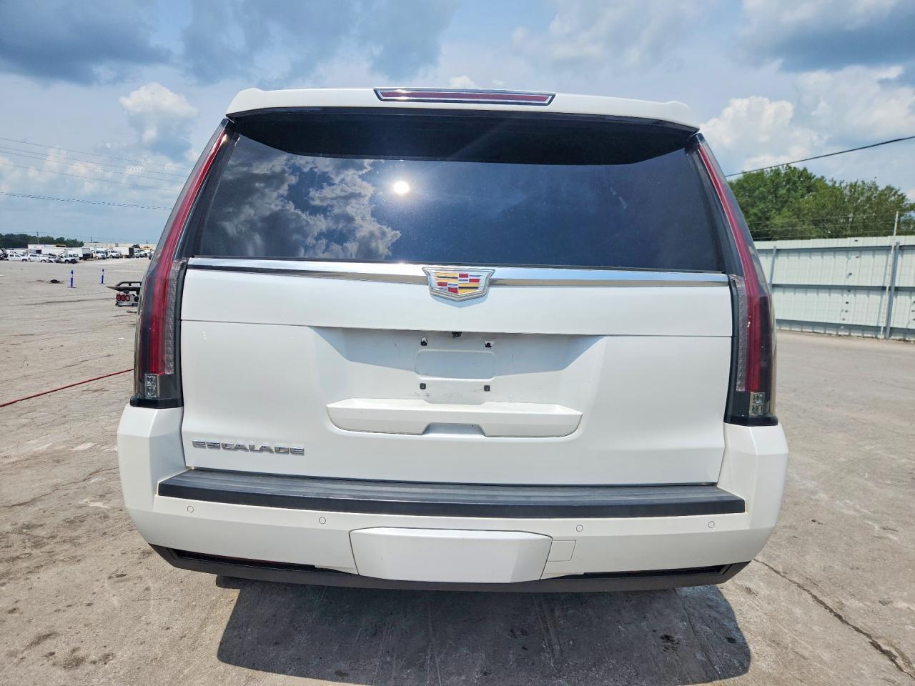 2016 Cadillac Escalade Luxury - Image 6