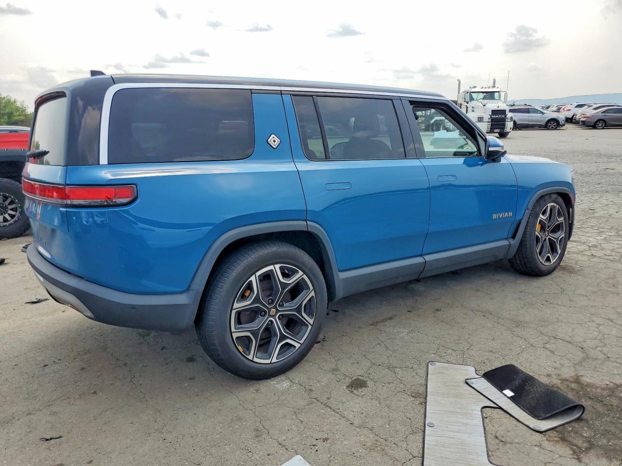 2023 Rivian R1S Launch Edition - Фото 3