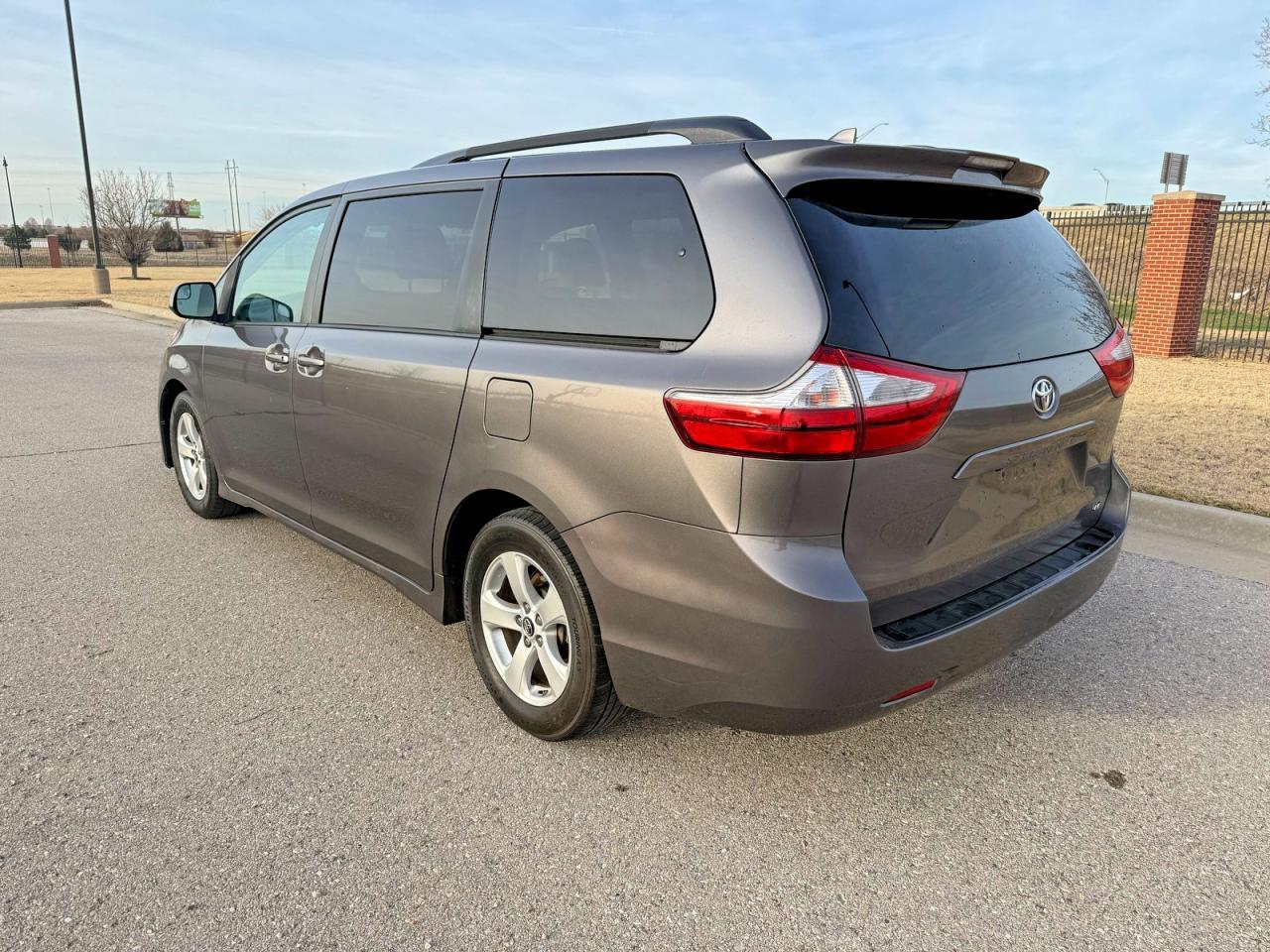 2018 Toyota Sienna Le - Image 3