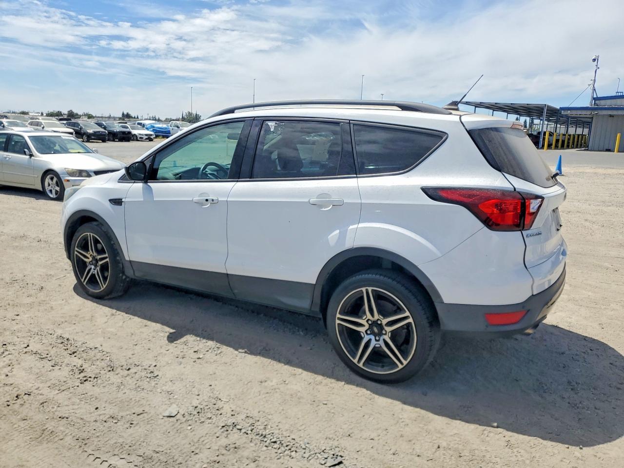 2019 Ford Escape Sel - Image 2