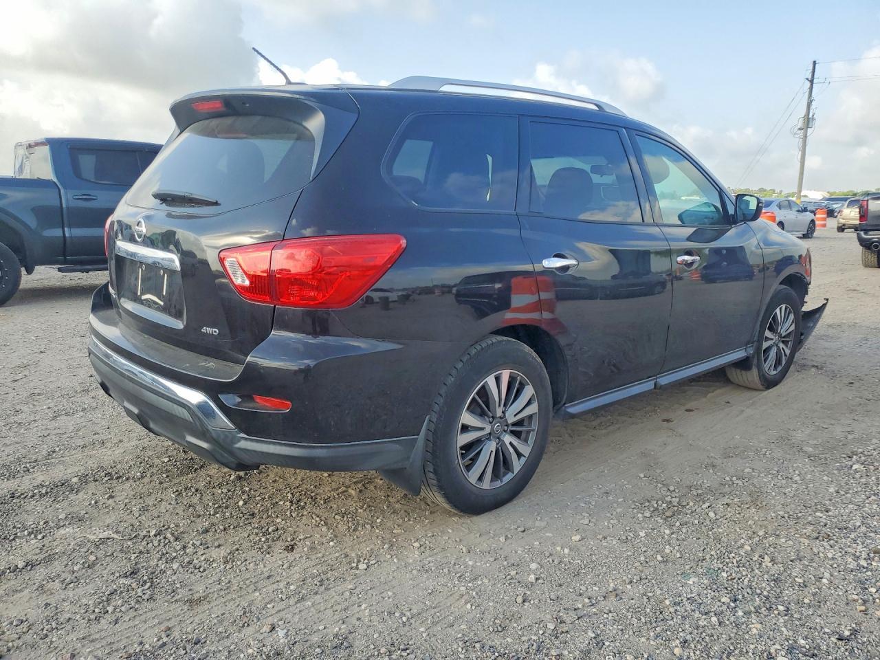 2017 Nissan Pathfinder S - Image 3