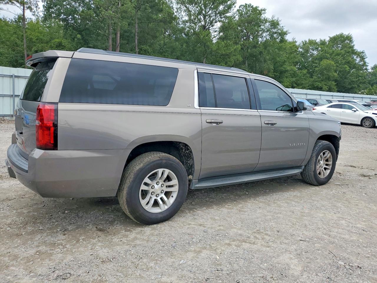 2017 Chevrolet Suburban C1500 Lt - Image 3