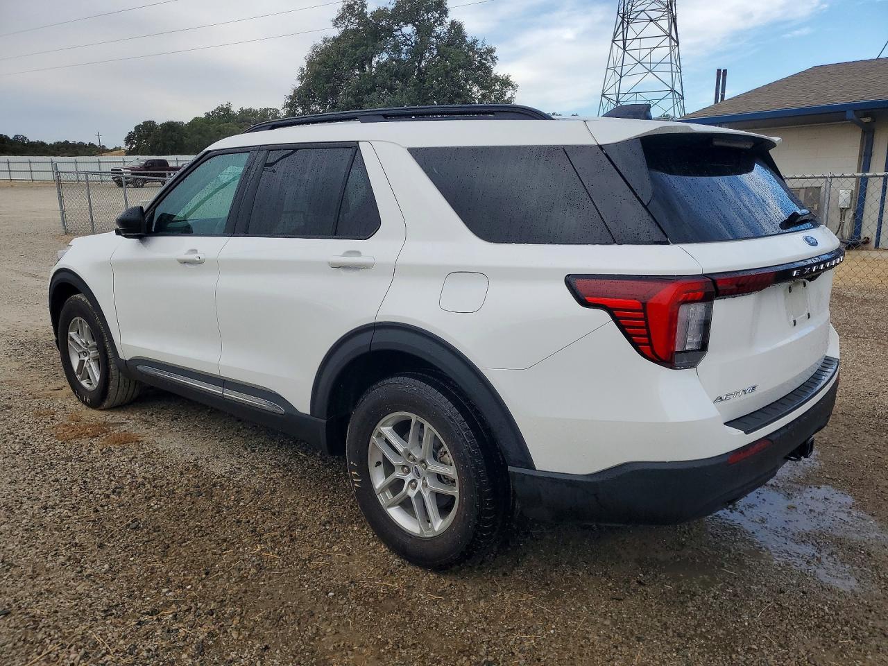 2025 Ford Explorer Active - Image 2