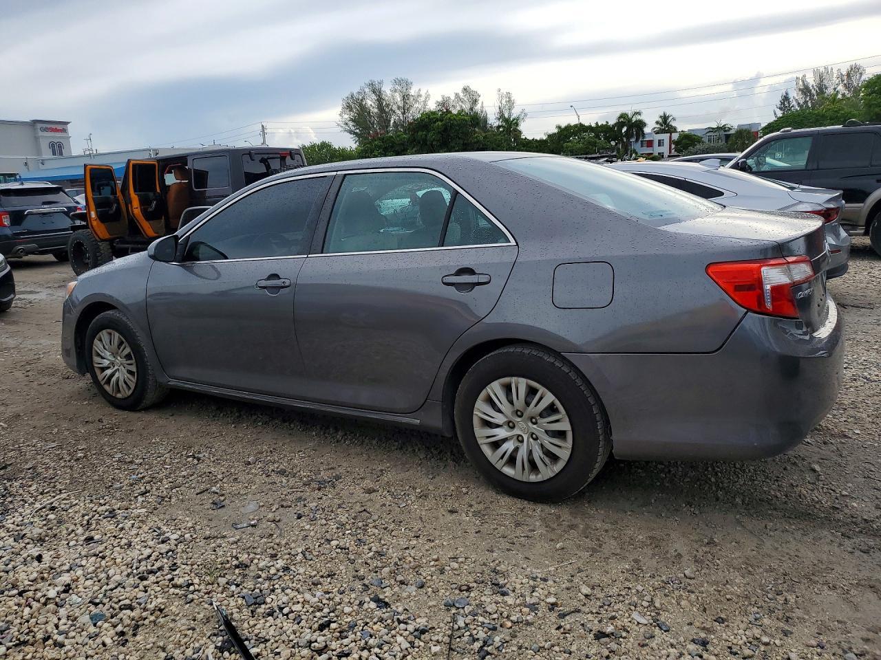 2012 Toyota Camry Le - Фото 2