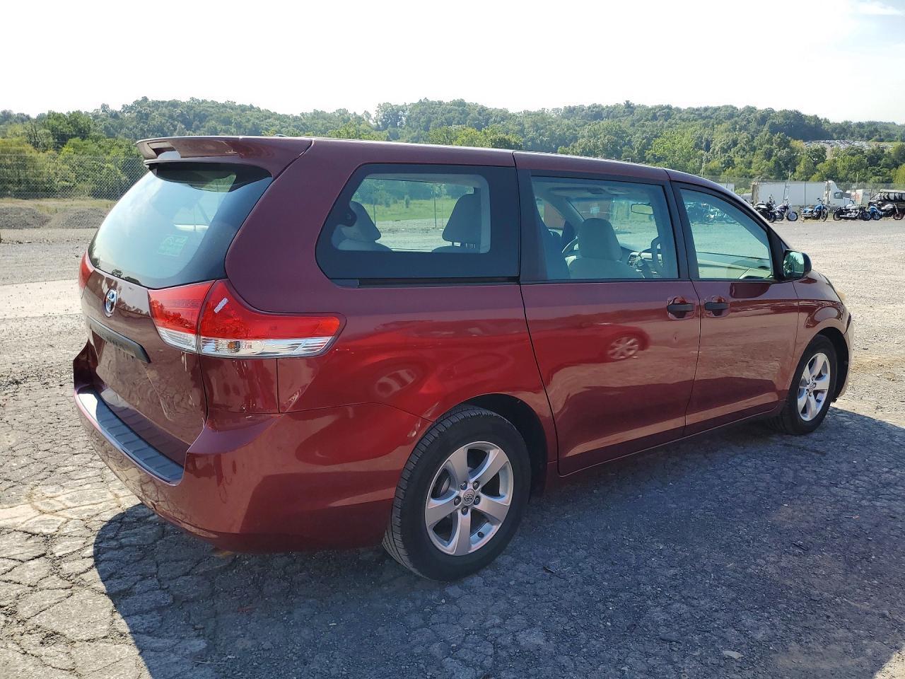 2013 Toyota Sienna L 7-Passenger - Фото 3