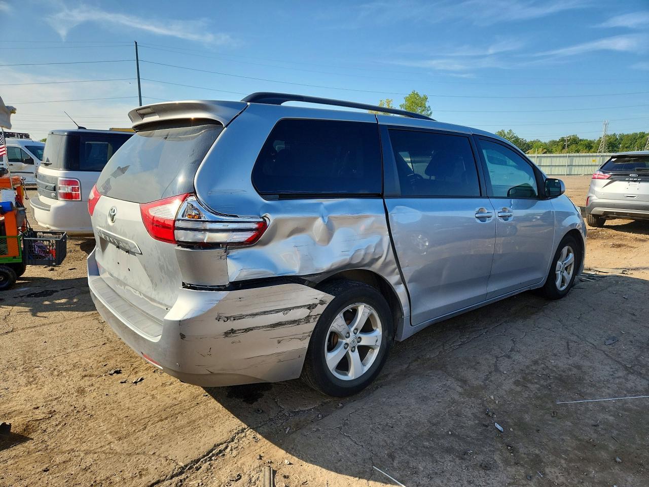 2015 Toyota Sienna Le - Image 3