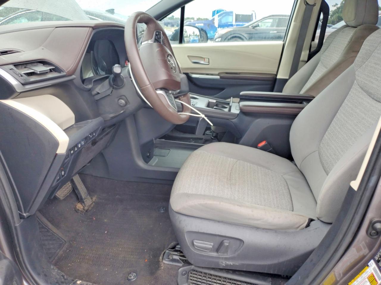 2021 Toyota Sienna Platinum 7-Passenger - Image 7