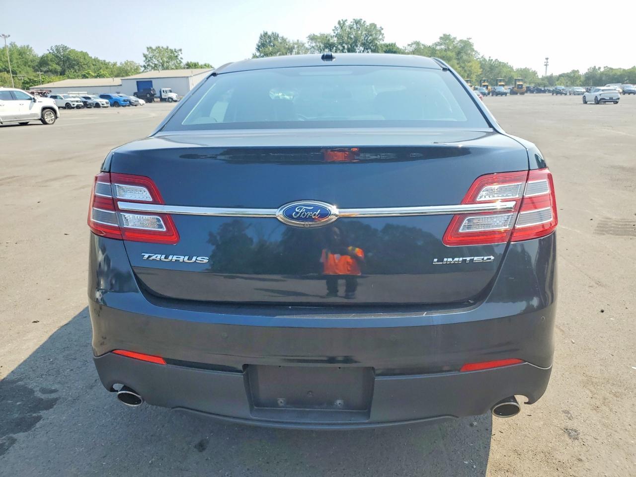 2015 Ford Taurus Limited - Image 6