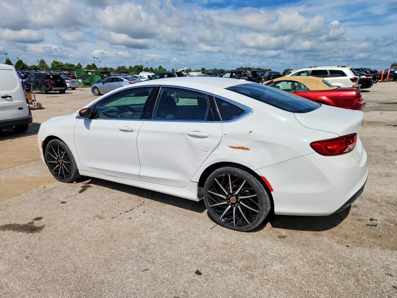 2015 Chrysler 200 Limited - Фото 2