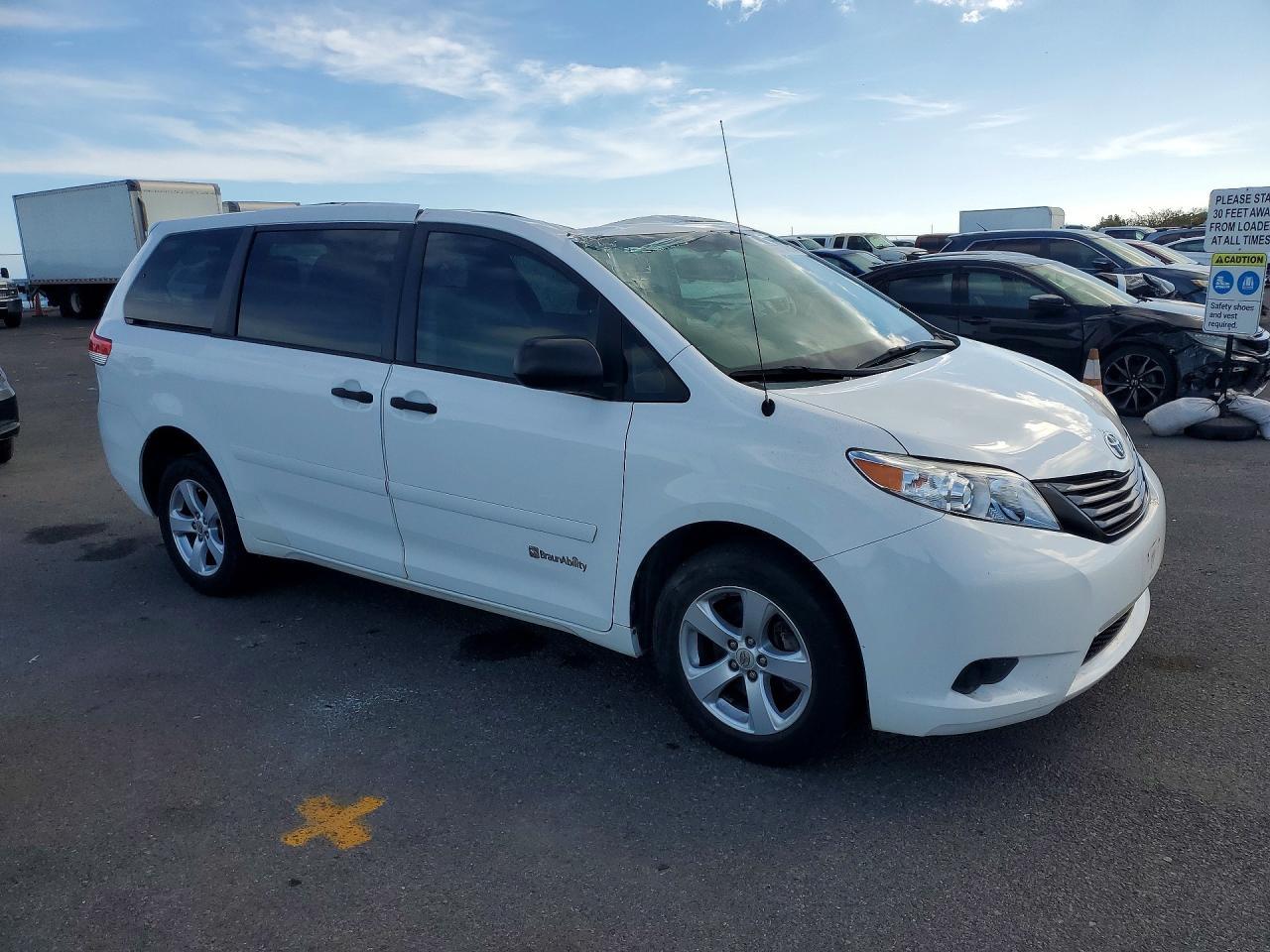 2014 Toyota Sienna L 7-Passenger - Фото 4