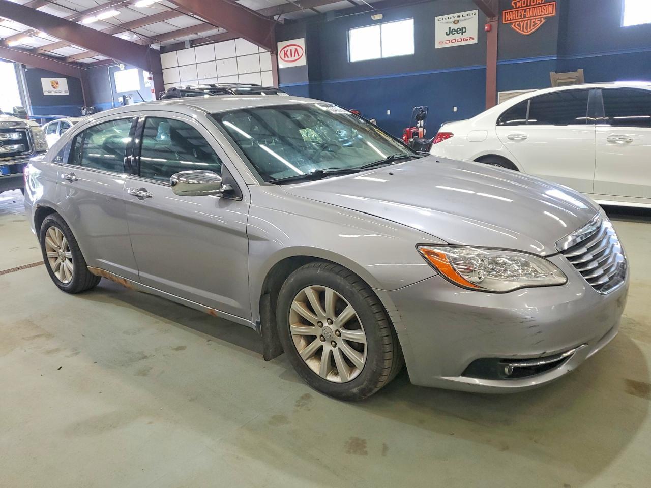 2013 Chrysler 200 Limited - Image 4
