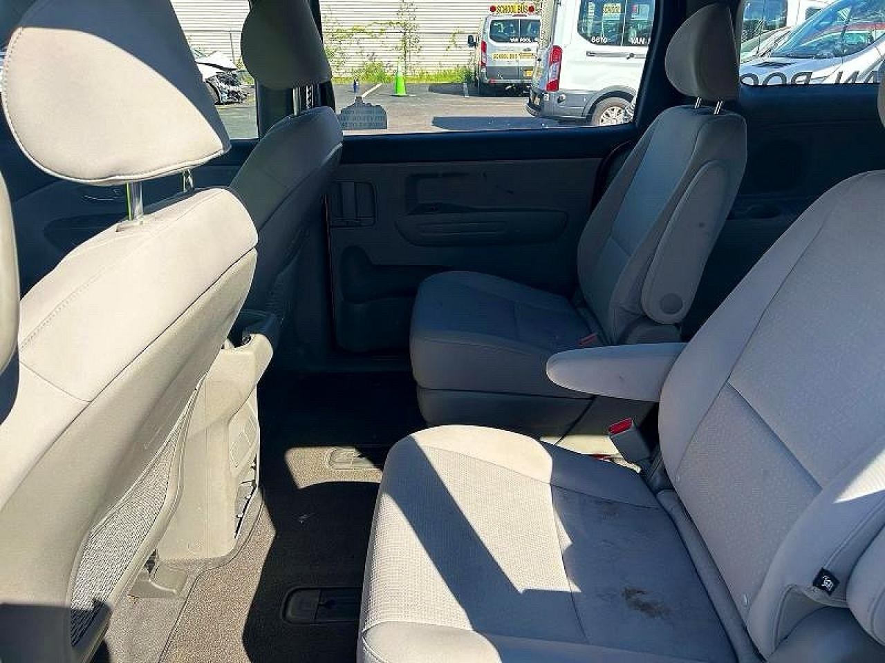 2017 Kia Sedona L - Фото 6