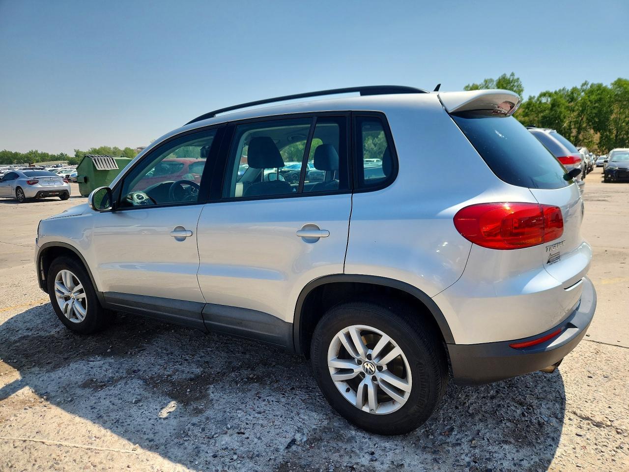 2016 Volkswagen Tiguan S - Фото 2