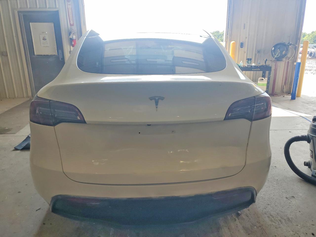 2023 Tesla Model Y - Image 6
