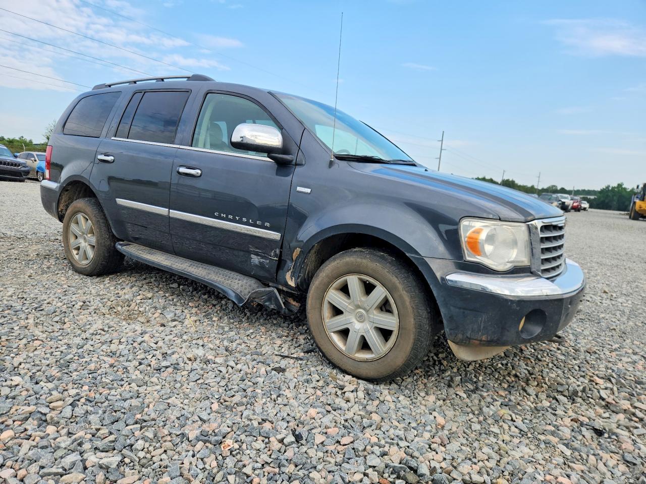 2008 Chrysler Aspen Limited - Image 4