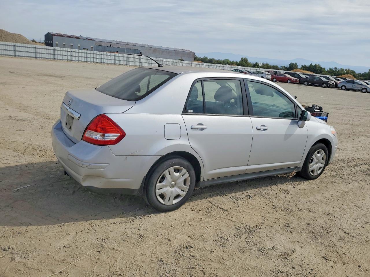 2010 Nissan Versa 1.8 S - Image 3