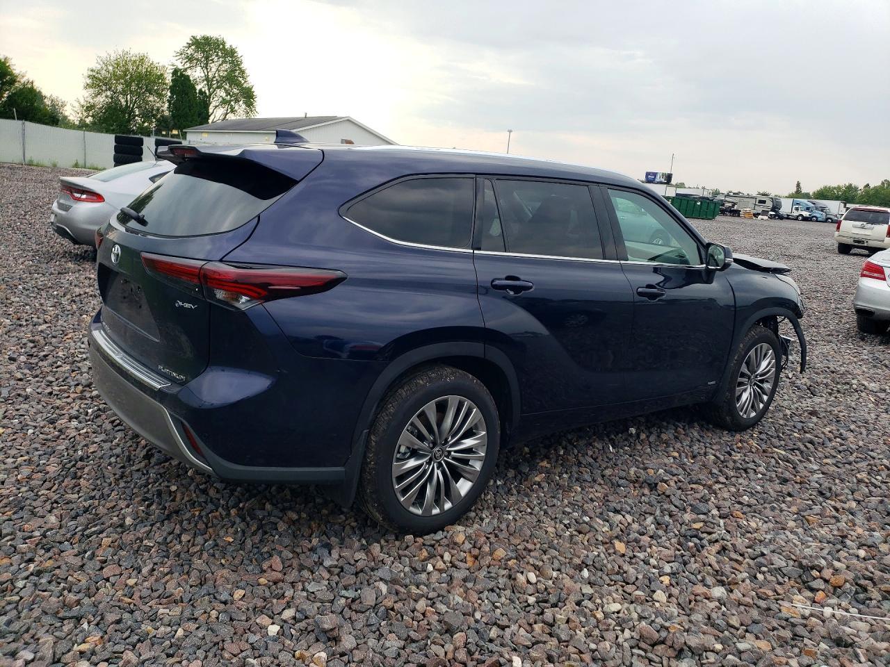2026 Toyota Highlander Hybrid Platinum - Image 3