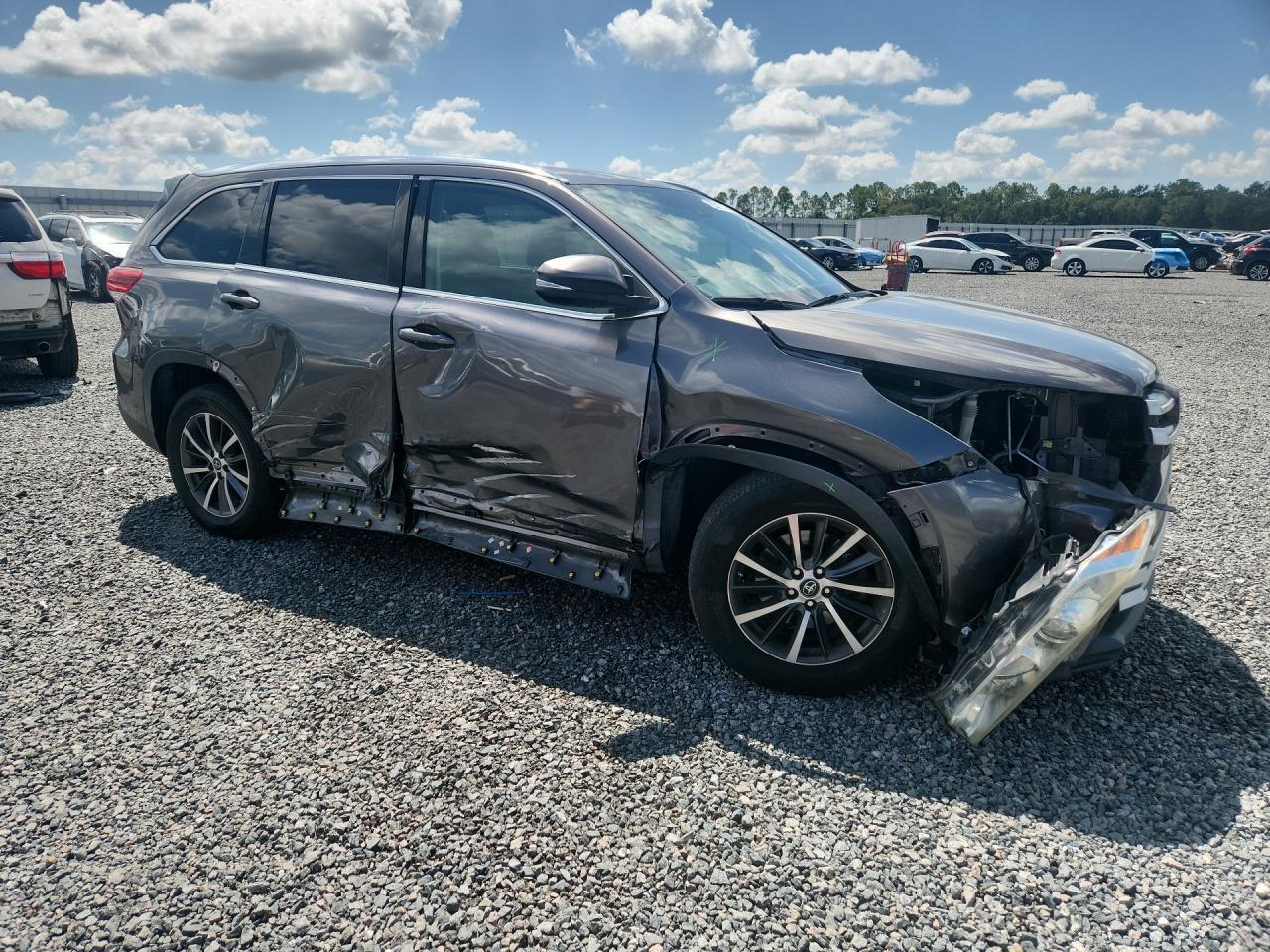 2017 Toyota Highlander Xle - Image 4