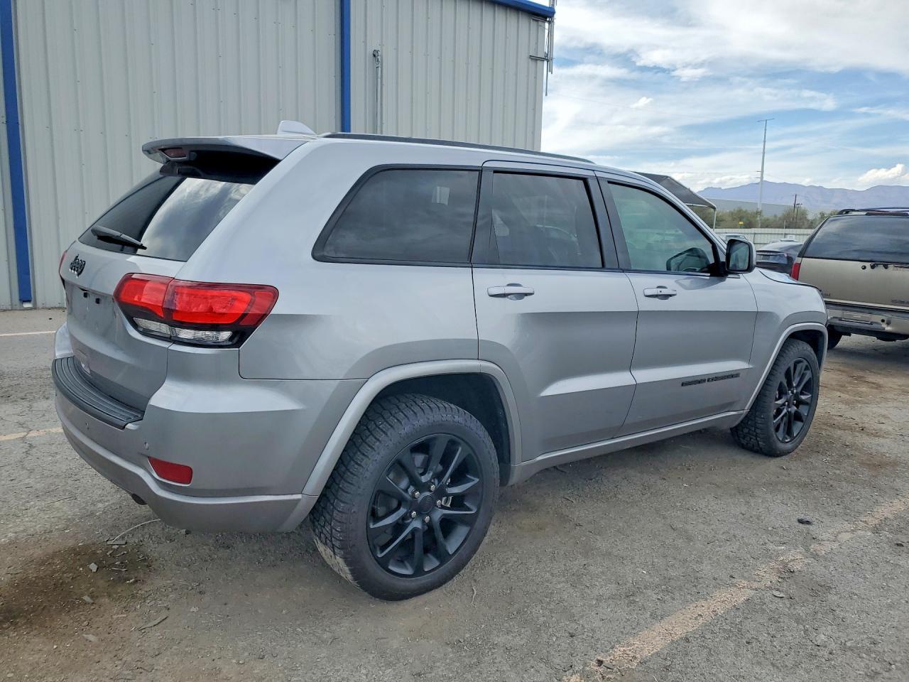 2021 Jeep Grand Cherokee Laredo - Image 3