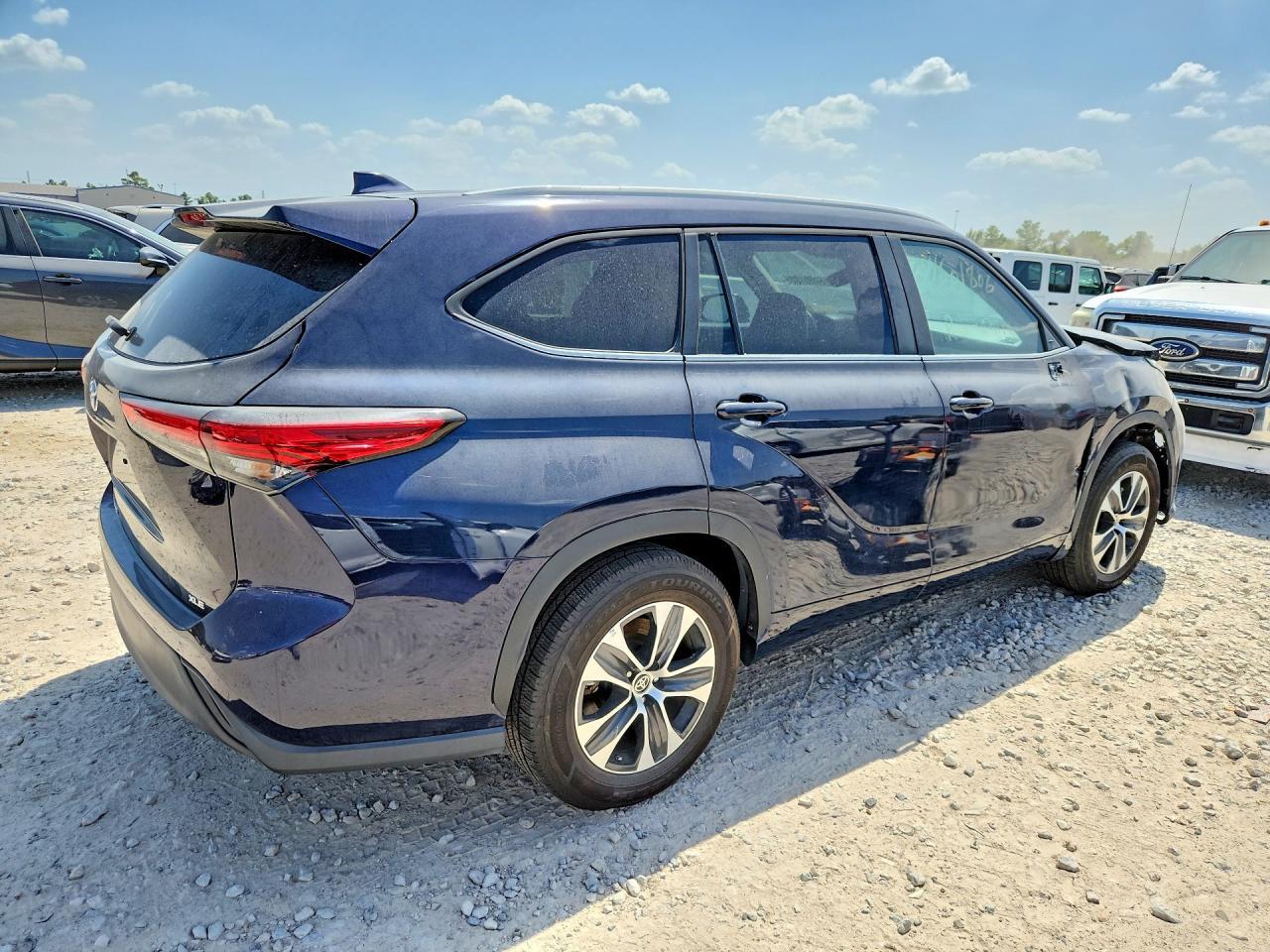 2023 Toyota Highlander L - Фото 3