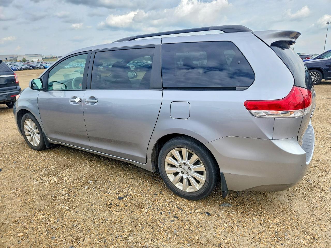 2011 Toyota Sienna Le - Фото 2