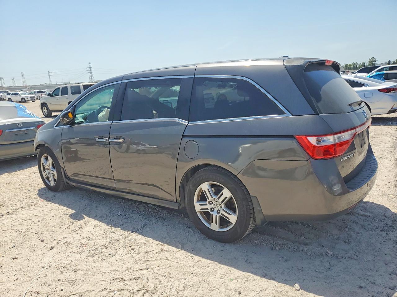 2013 Honda Odyssey Touring - Image 2