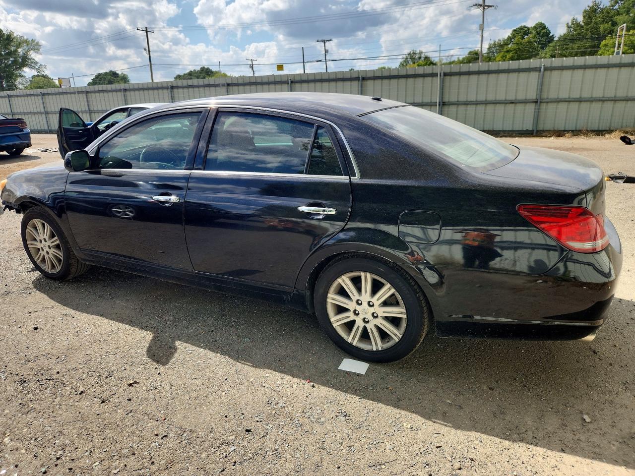 2010 Toyota Avalon Limited - Фото 2