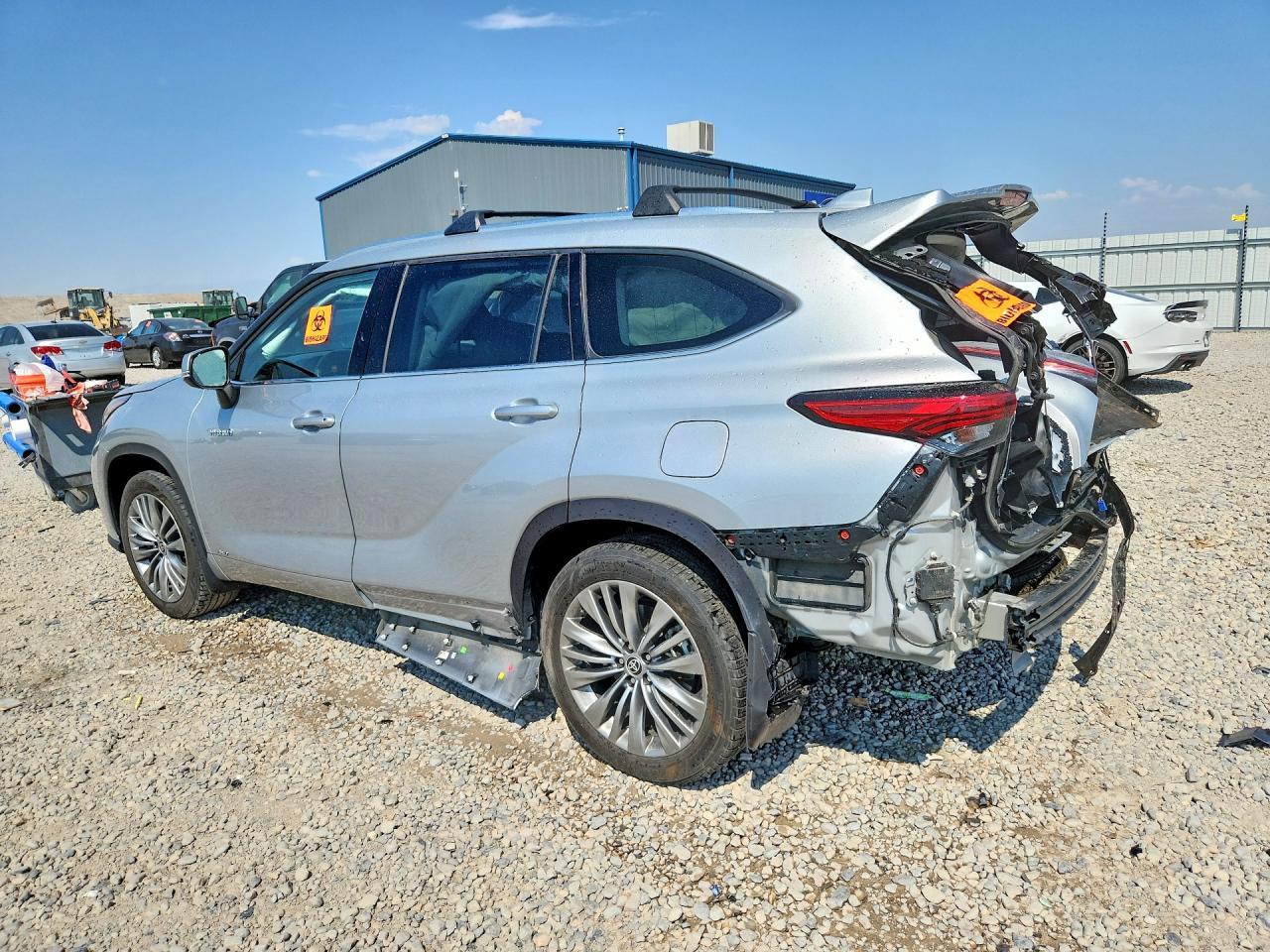 2020 Toyota Highlander Hybrid Platinum - Image 2