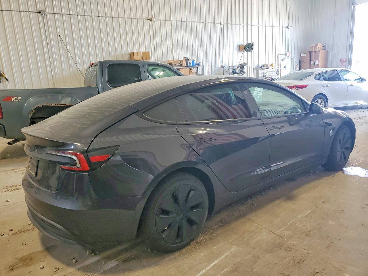 2025 Tesla Model 3 - Фото 3