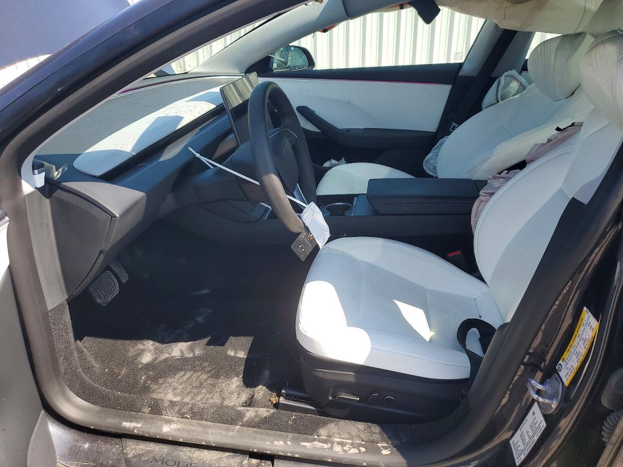 2025 Tesla Model 3 - Image 7