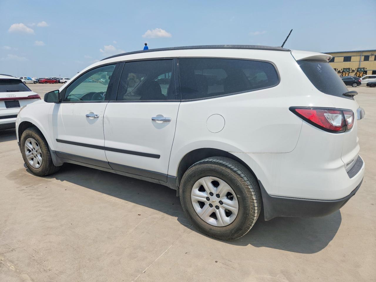 2017 Chevrolet Traverse Ls - Фото 2