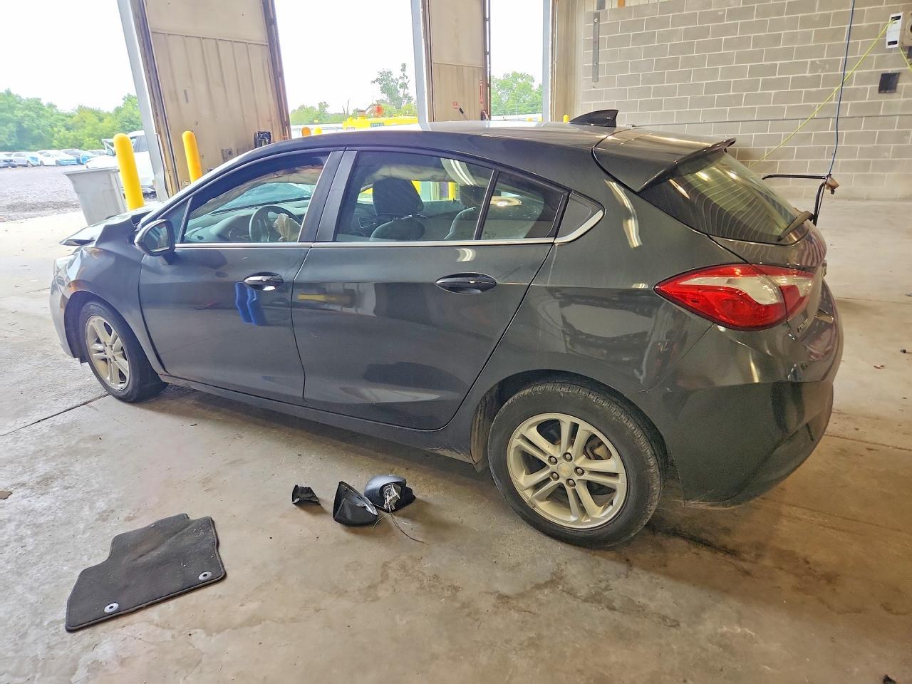 2018 Chevrolet Cruze Lt - Image 2
