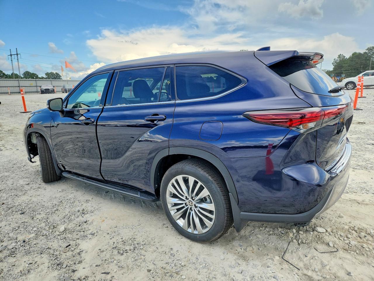 2024 Toyota Highlander Hybrid Platinum - Image 2