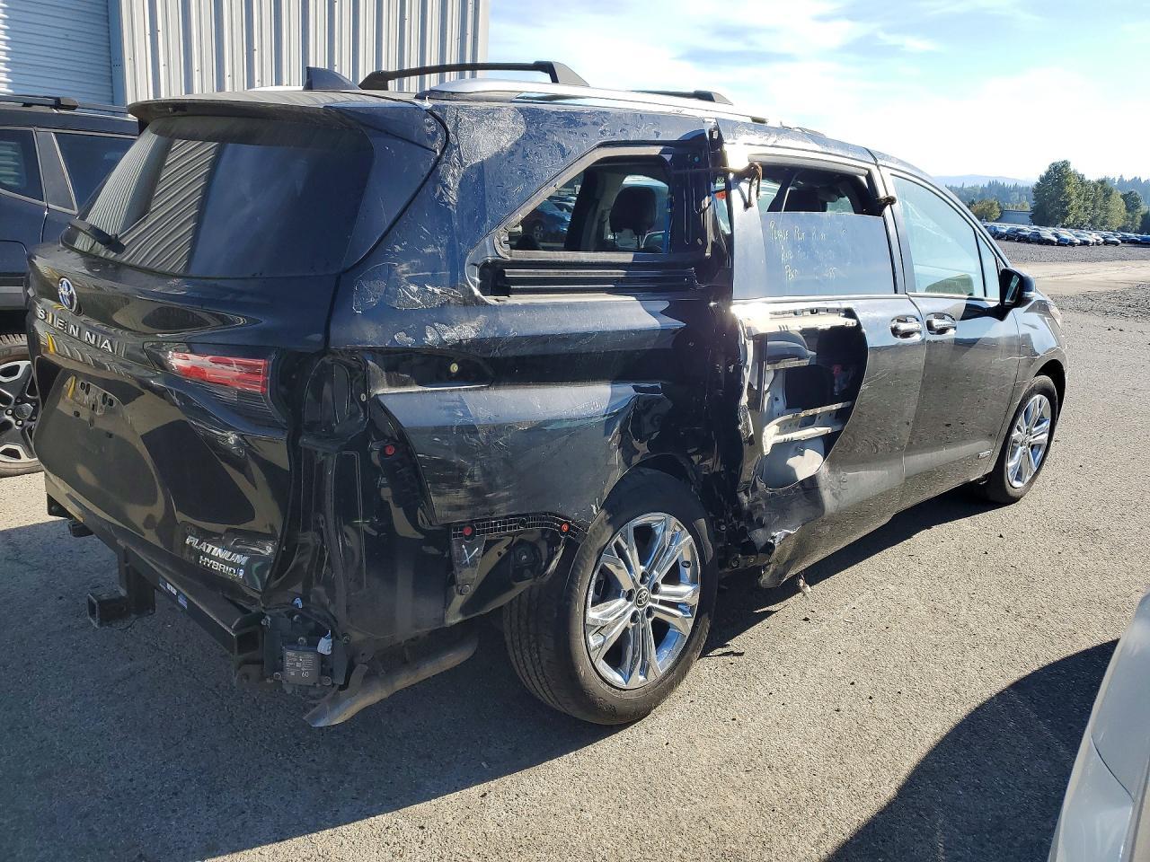 2021 Toyota Sienna Platinum 7-Passenger - Image 3