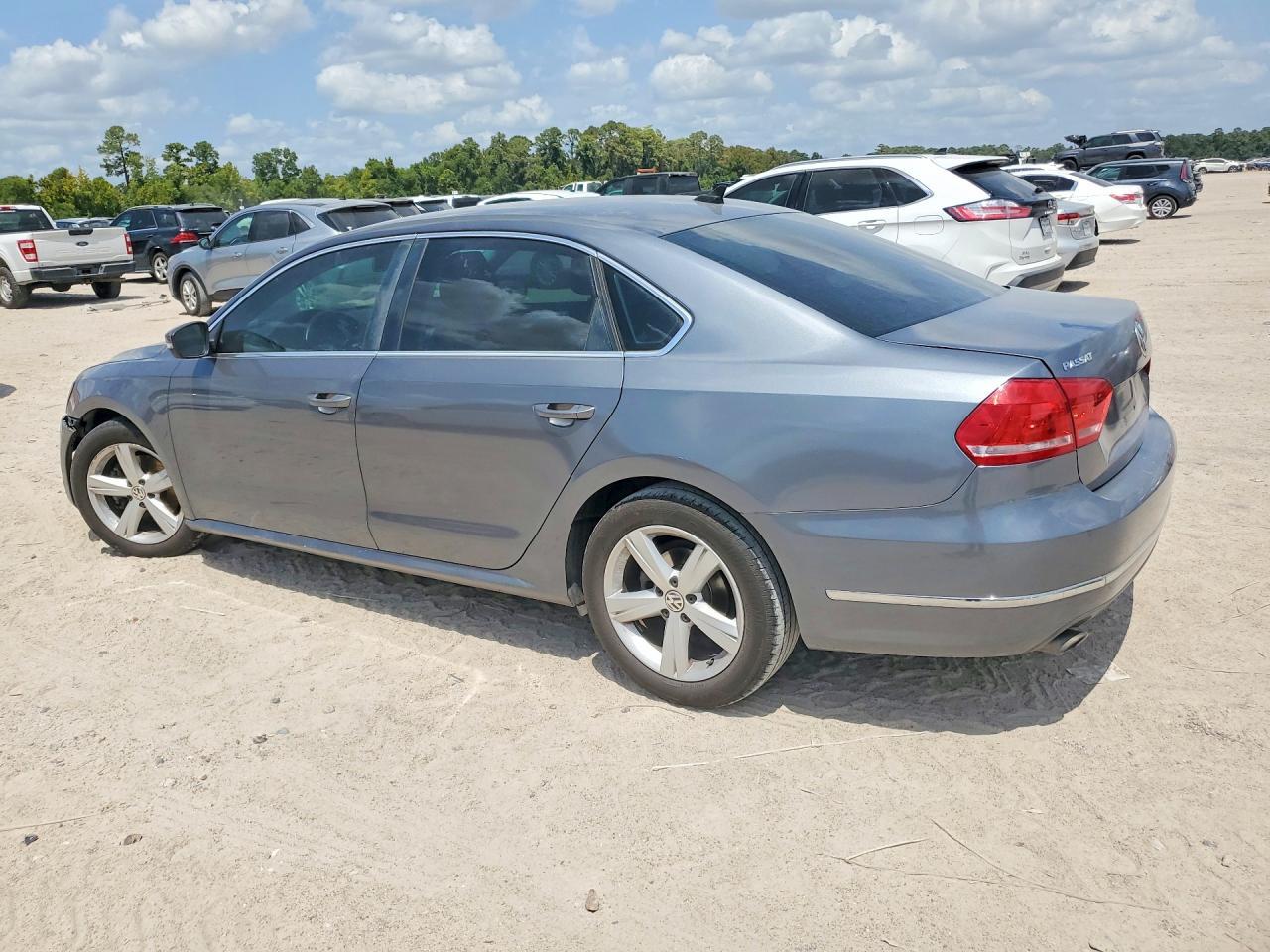 2013 Volkswagen Passat Se - Image 2