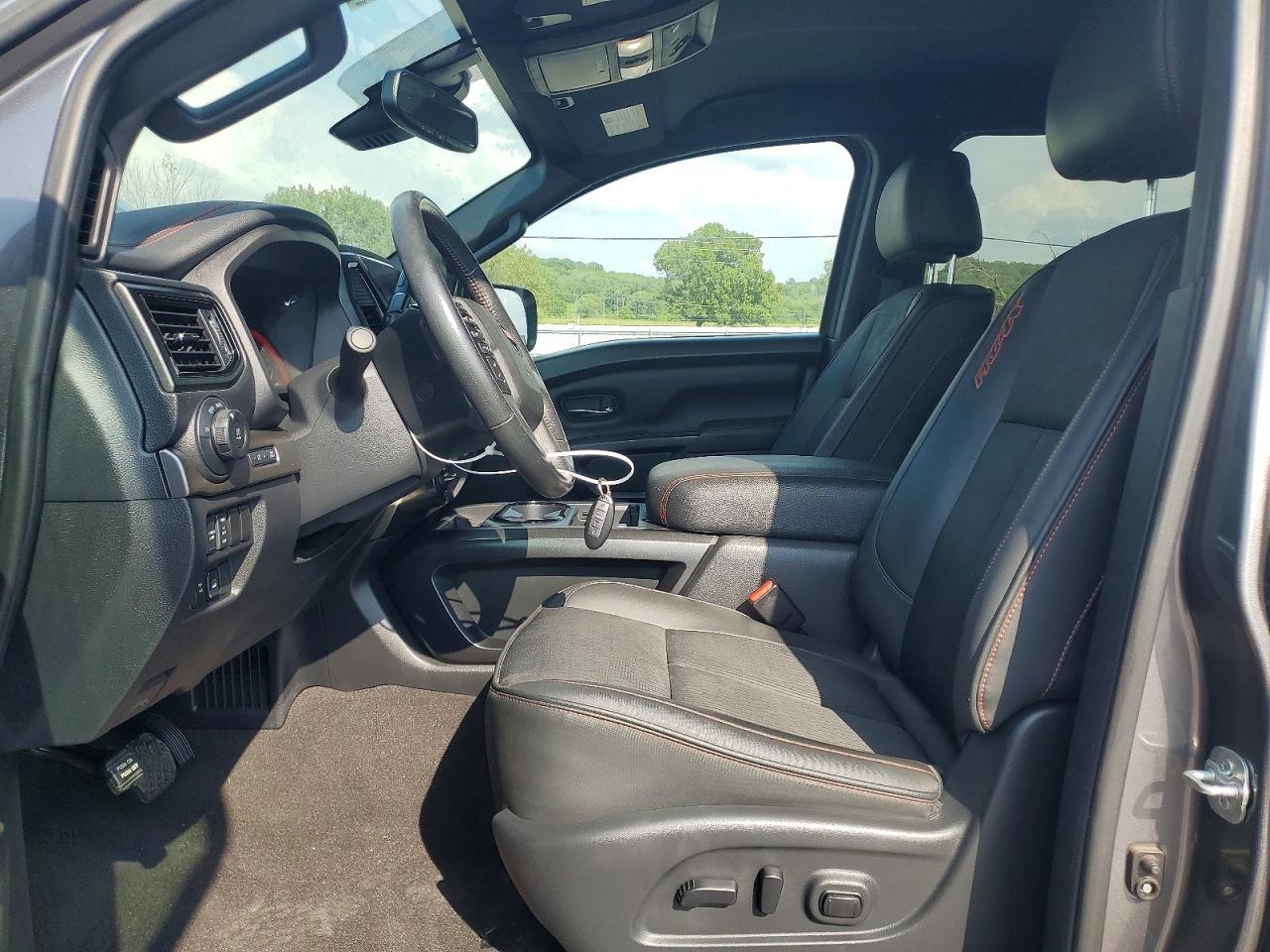 2022 Nissan Titan Pro-4X - Фото 7