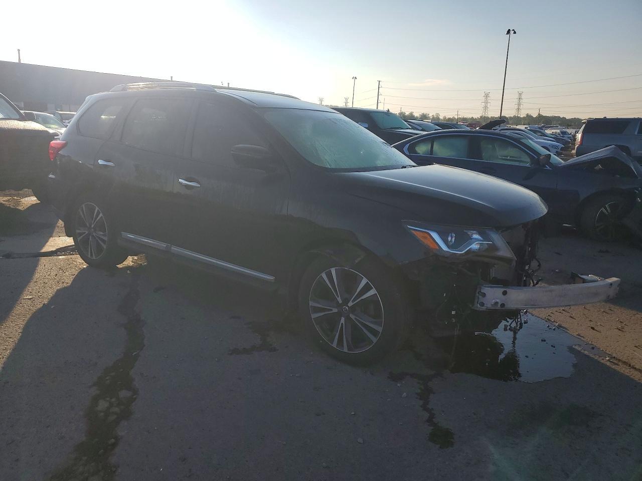 2018 Nissan Pathfinder Platinum - Image 4