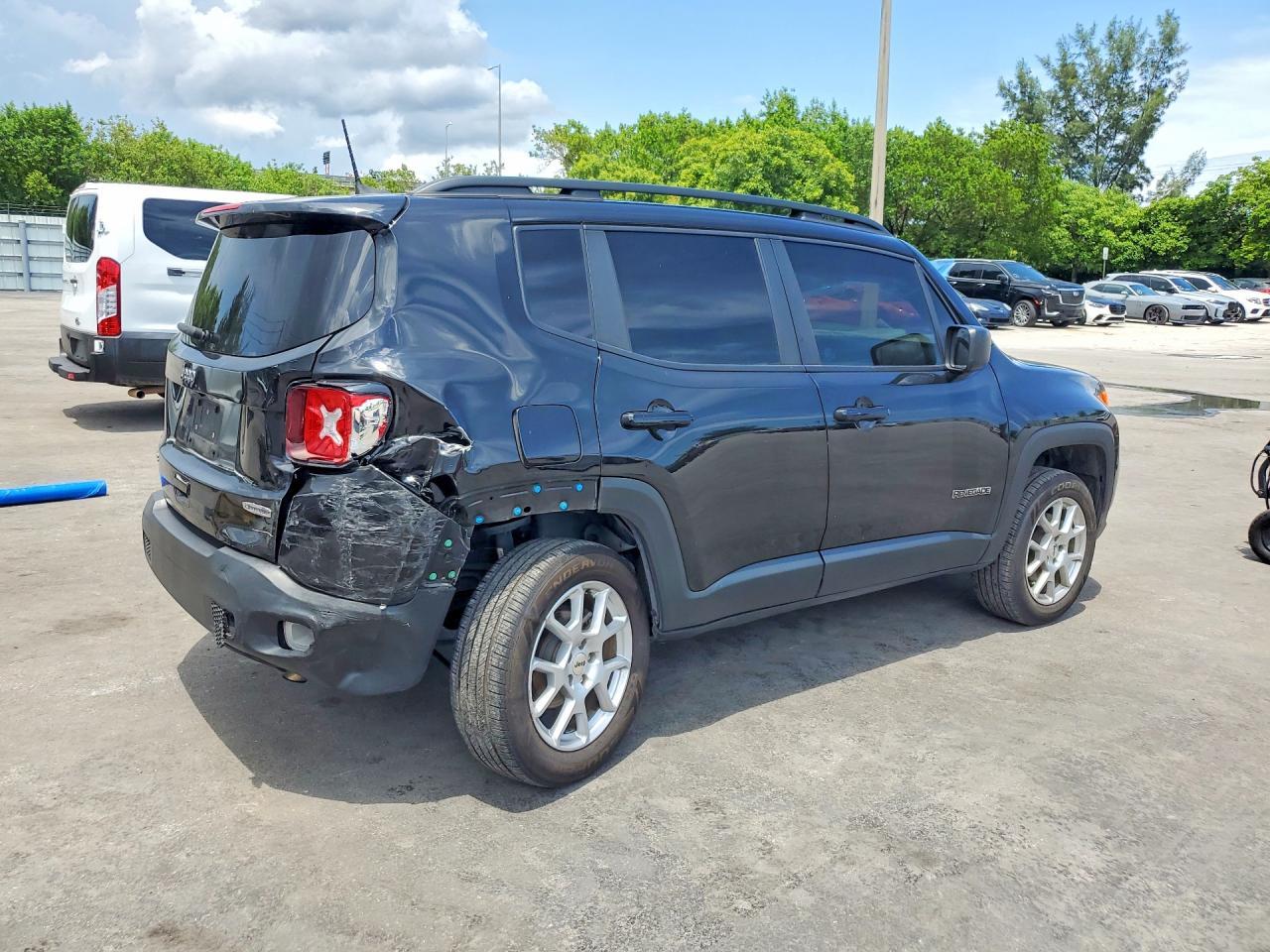 2022 Jeep Renegade Latitude - Image 3