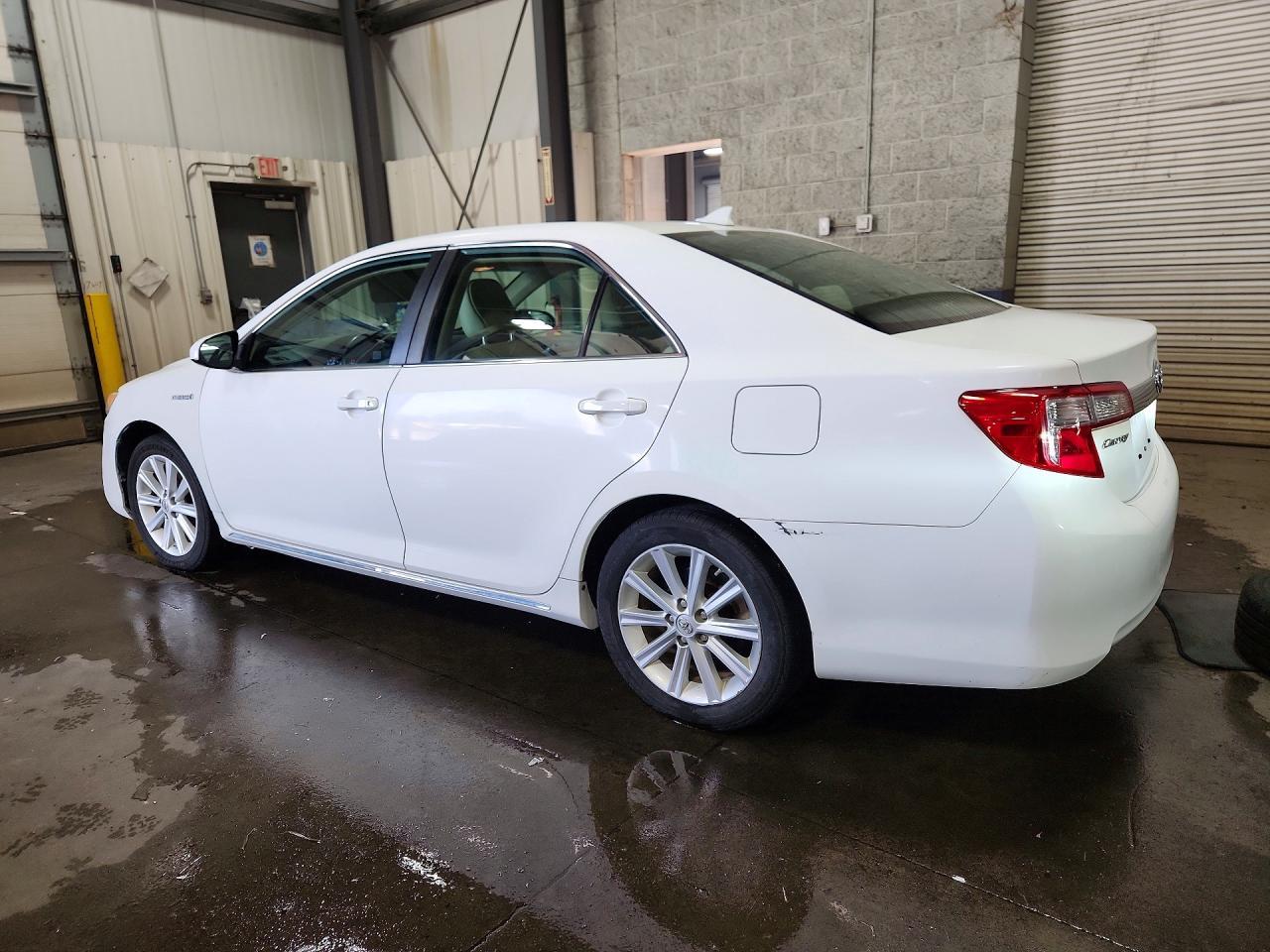 2013 Toyota Camry Hybrid Xle - Image 2